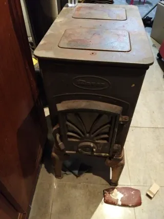 Estufa de leña antigua decorativa