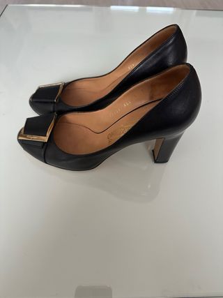 Zapatos tacón Ferragamo negros talla 40