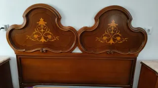 Cabecero de madera antiguo con detalles dorados