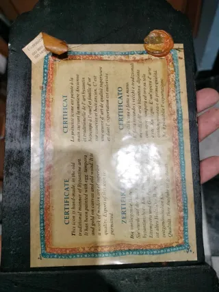 Icono religioso de madera dorado