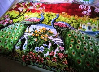 Tappeto in velluto con pavoni