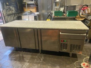 Nevera bajo mostrador mármol