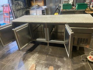 Nevera bajo mostrador mármol