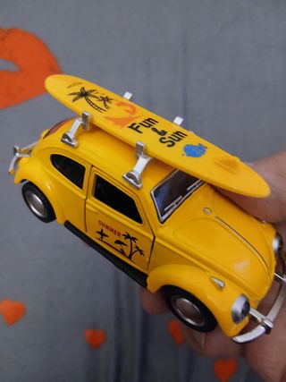 Maggiolino giallo con tavola da surf