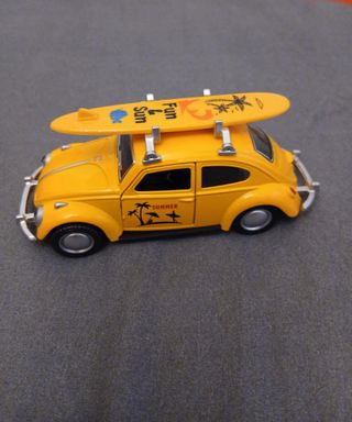 Maggiolino giallo con tavola da surf