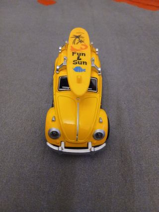 Maggiolino giallo con tavola da surf