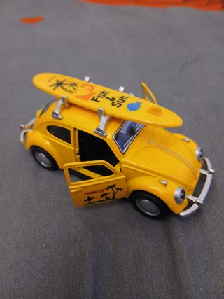 Maggiolino giallo con tavola da surf