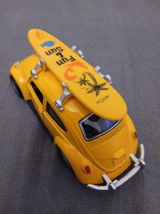 Maggiolino giallo con tavola da surf