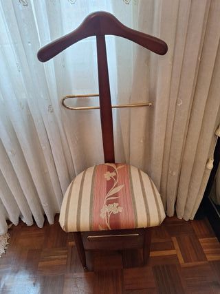 Perchero de pie con asiento
