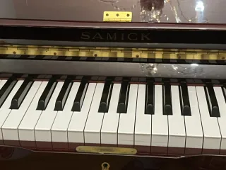 Piano Samick SU-121 poco usado. Escucho ofertas.