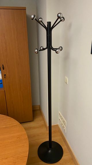 Perchero de despacho negro y plateado