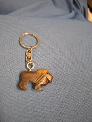 Portachiavi leone in legno intagliato