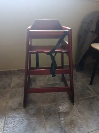 Trona de madera para bebés