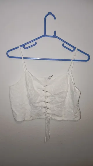 Top blanco con flores y cordones
