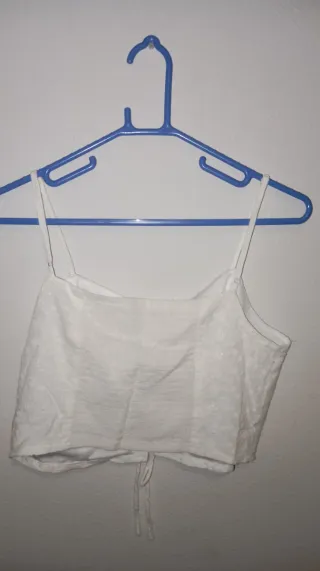 Top blanco con flores y cordones