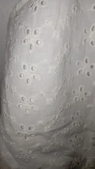 Top blanco con flores y cordones