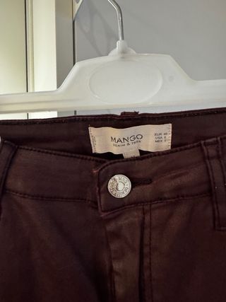 Pantalones efecto piel Mango burdeos