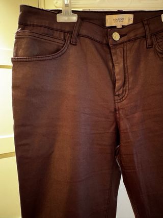 Pantalones efecto piel Mango burdeos