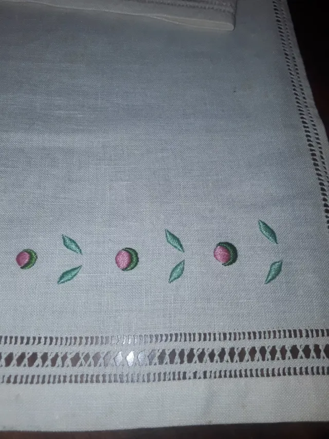 Individual de lino b. y calado a mano de calidad