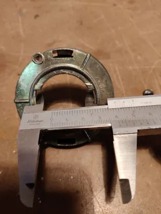 Adaptador tapón boca deposito combustible Peugeot.