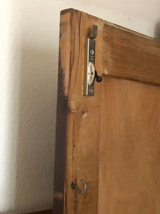 Armario de madera antiguo