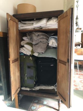Armario de madera antiguo