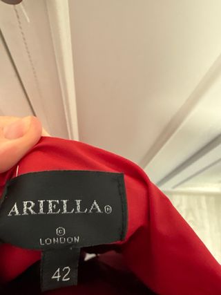 Vestido de fiesta rojo con volantes