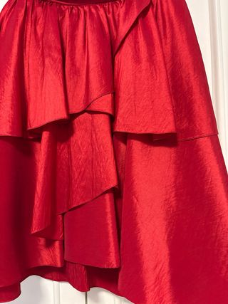 Vestido de fiesta rojo con volantes