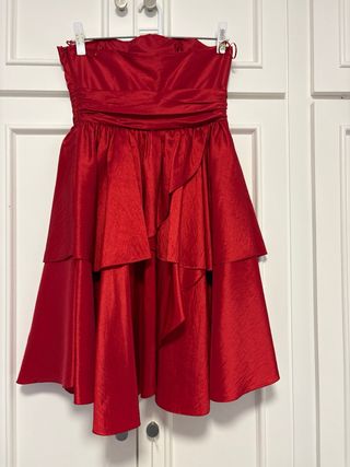Vestido de fiesta rojo con volantes