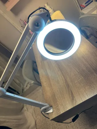 Lámpara de escritorio con lupa