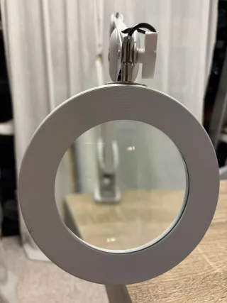 Lámpara de escritorio con lupa