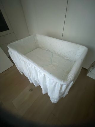 Moisés bebé blanco con topitos