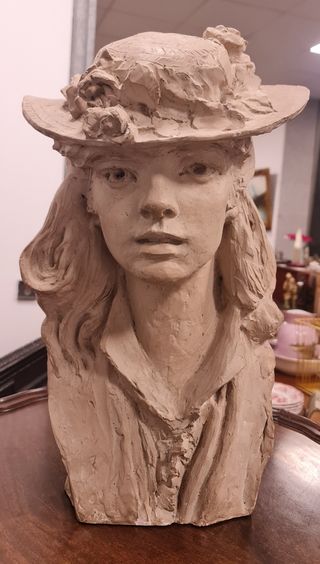 Busto ”Joven con rosas en el sombrero”