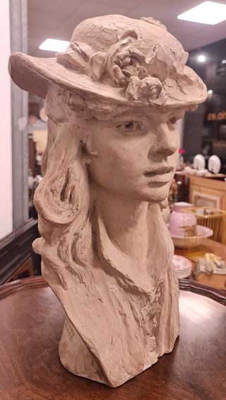 Busto ”Joven con rosas en el sombrero”