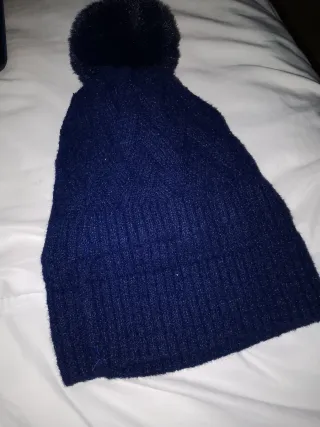 Gorro azul con pompón