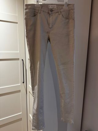 Pantalones Mango efecto piel blanco roto Talla 40