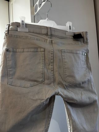 Pantalones Mango efecto piel blanco roto Talla 40