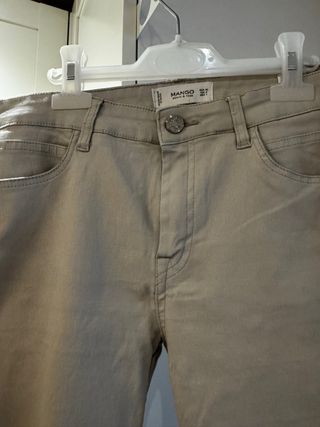 Pantalones Mango efecto piel blanco roto Talla 40