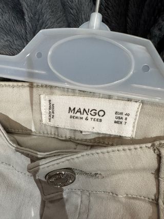Pantalones Mango efecto piel blanco roto Talla 40