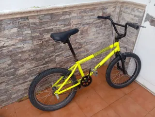 Bicicleta BMX Amarilla