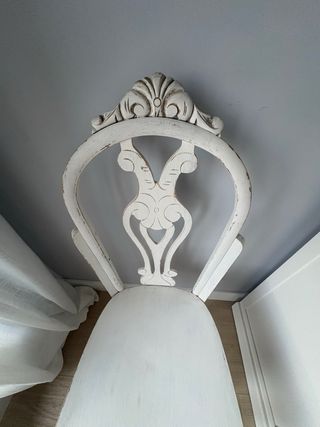 Silla antigua de madera estilo clásico