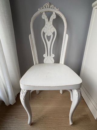 Silla antigua de madera estilo clásico