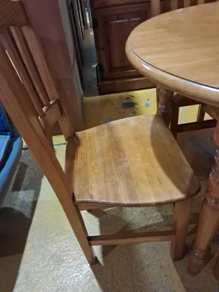 Mesa extensible y 4 sillas de madera