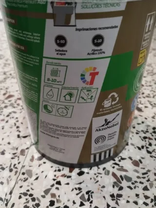 Pintura Titanpro Paredes y Techos 1L color Morado.