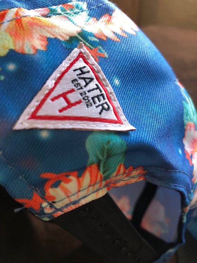 Gorra Hater floral azul y multicolor