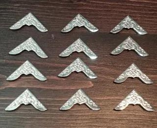 Lotto 12 Angolieri Metallo Decorati Argento