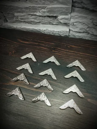 Lotto 12 Angolieri Metallo Decorati Argento