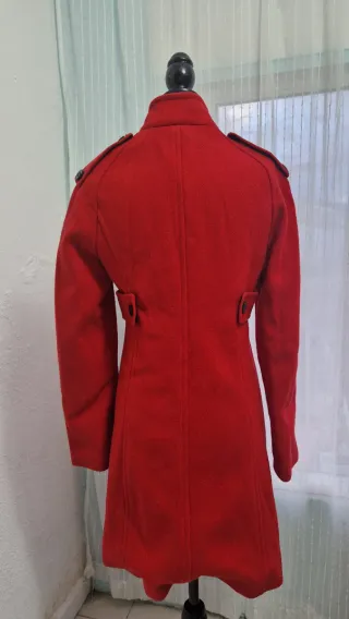 Abrigo rojo de doble botonadura