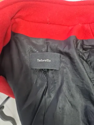 Abrigo rojo de doble botonadura