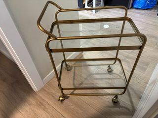 Camarera de salón dorada cristal